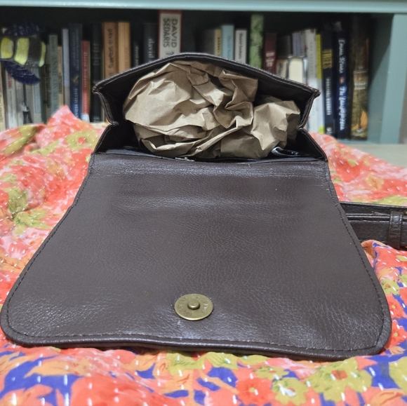 Vintage 2008 Fossil Brown Vinyl Crossbody Purse - Picture 3 of 15